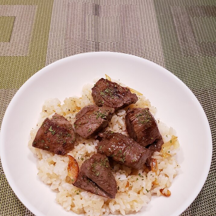 ステーキ肉をプラス! ボリュームガーリックライス丼